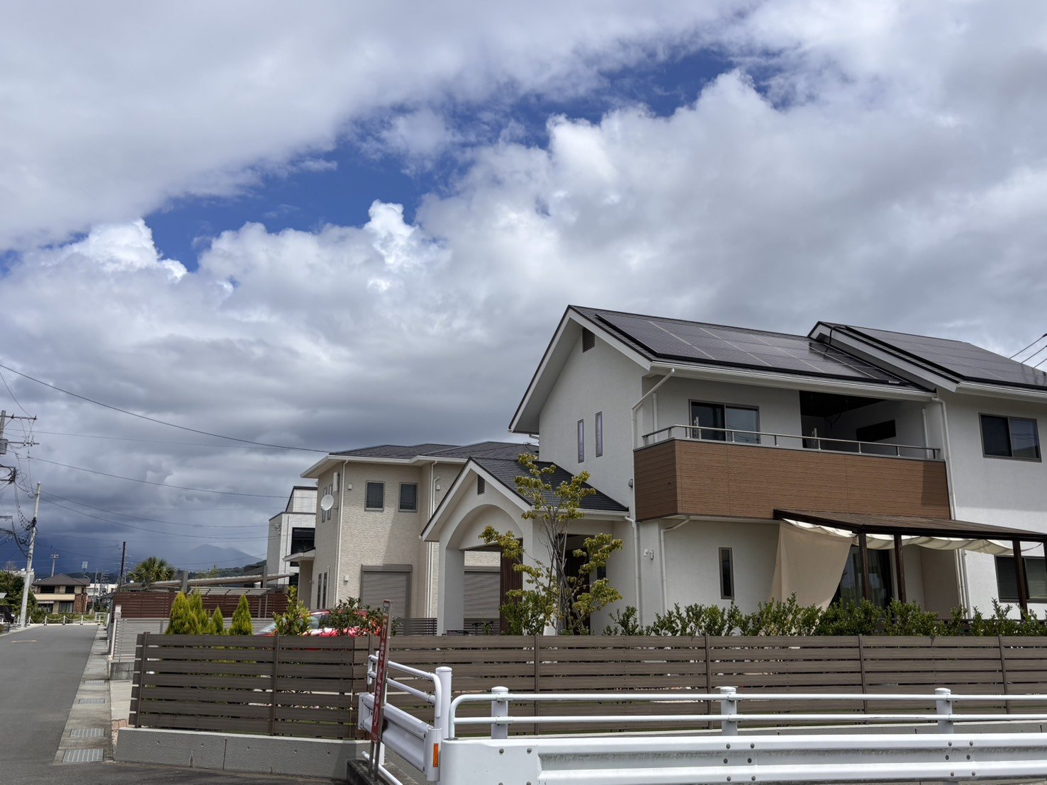 白い戸建ての屋根に設置された太陽光パネル